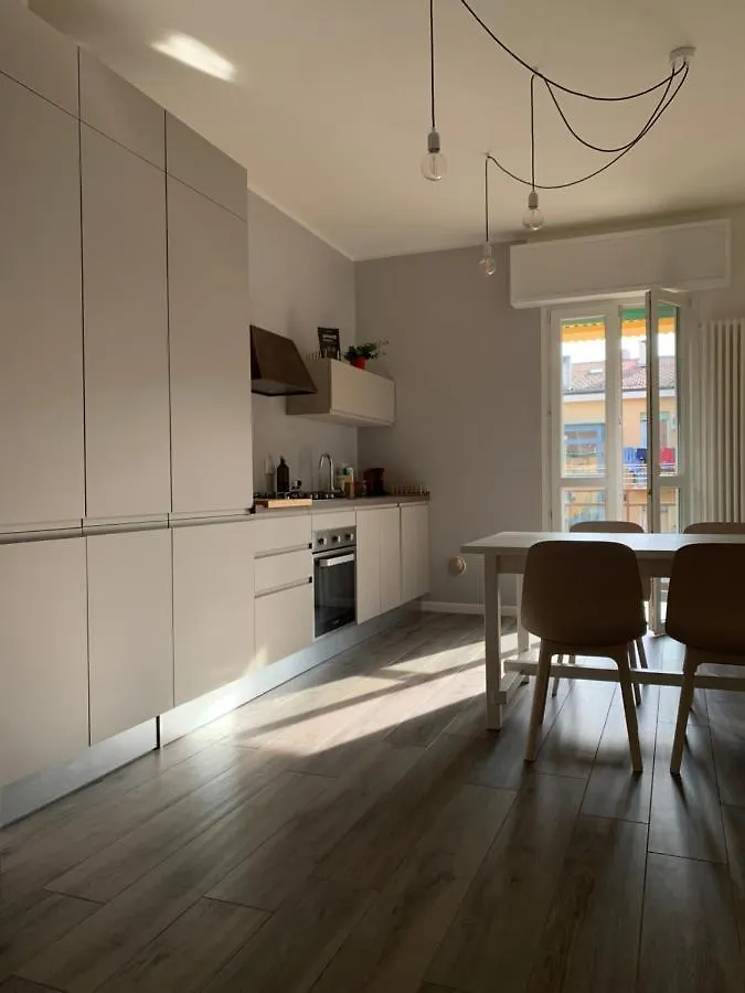 Modern Centraal Gelegen Appartement In Bologna. Apartment