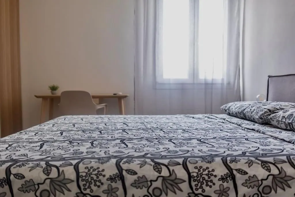 Modern Centraal Gelegen Appartement In Bologna. Bologna