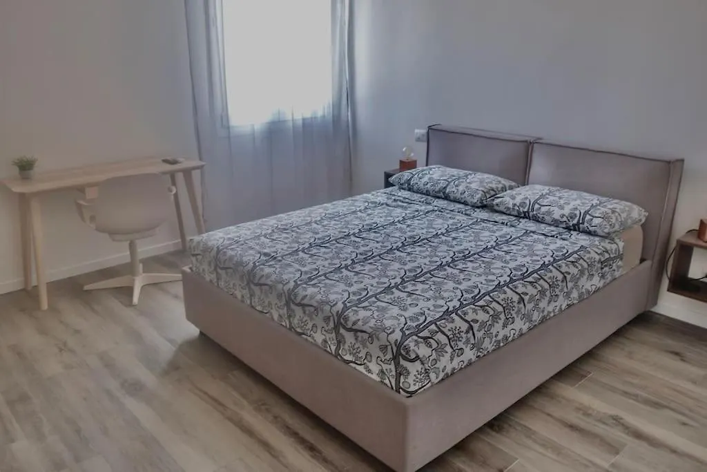 Modern Centraal Gelegen Appartement In Bologna. contacts